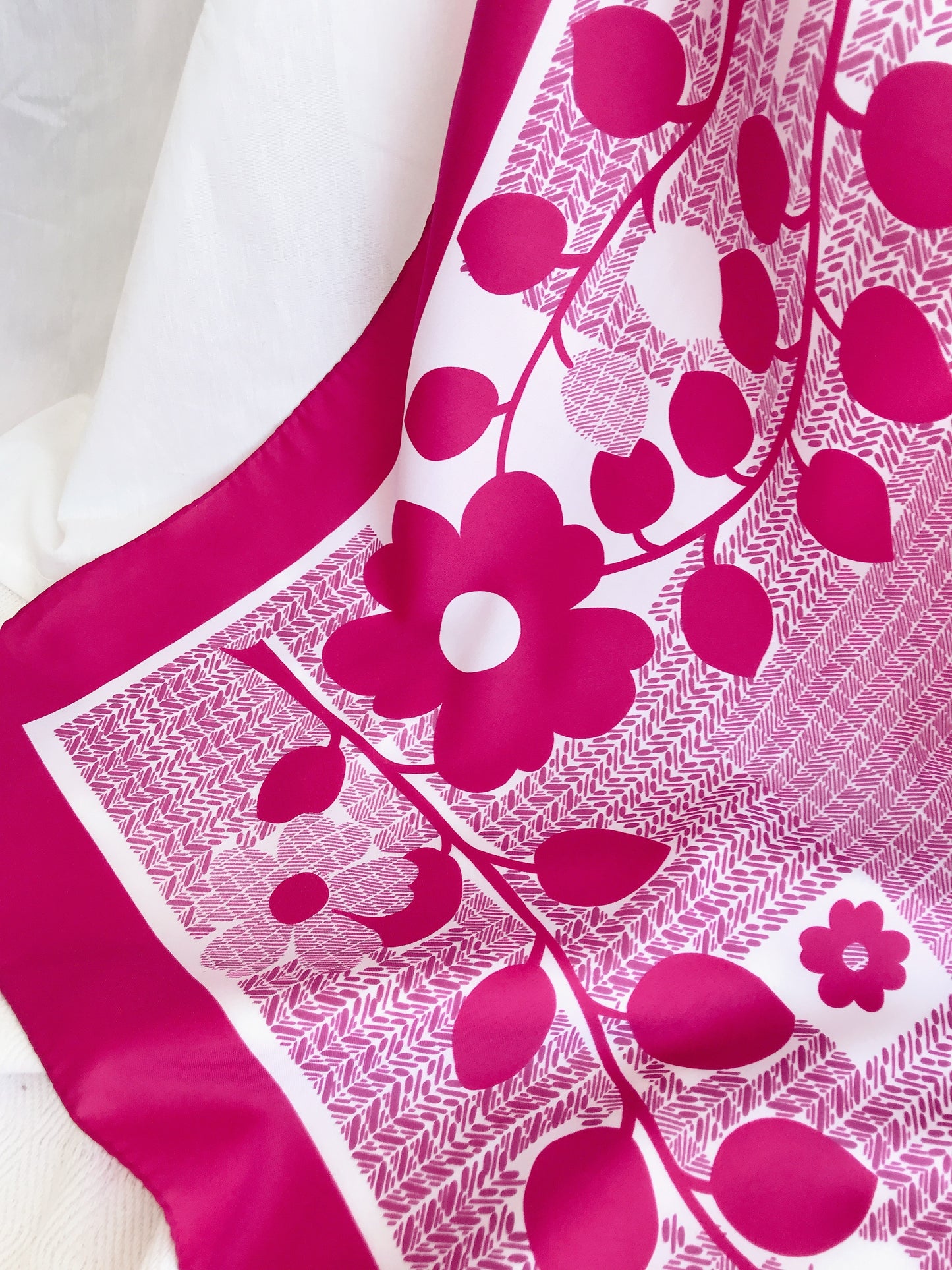 Vintage Raspberry Daisy Scarf