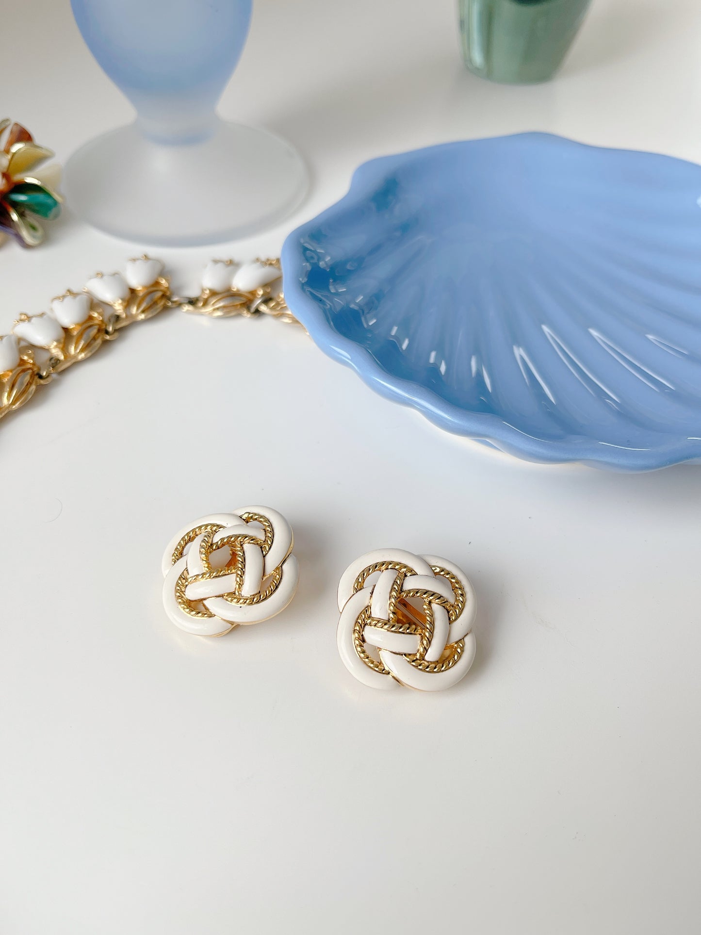 Beautiful Vintage Rope Enamel/Gold Earrings