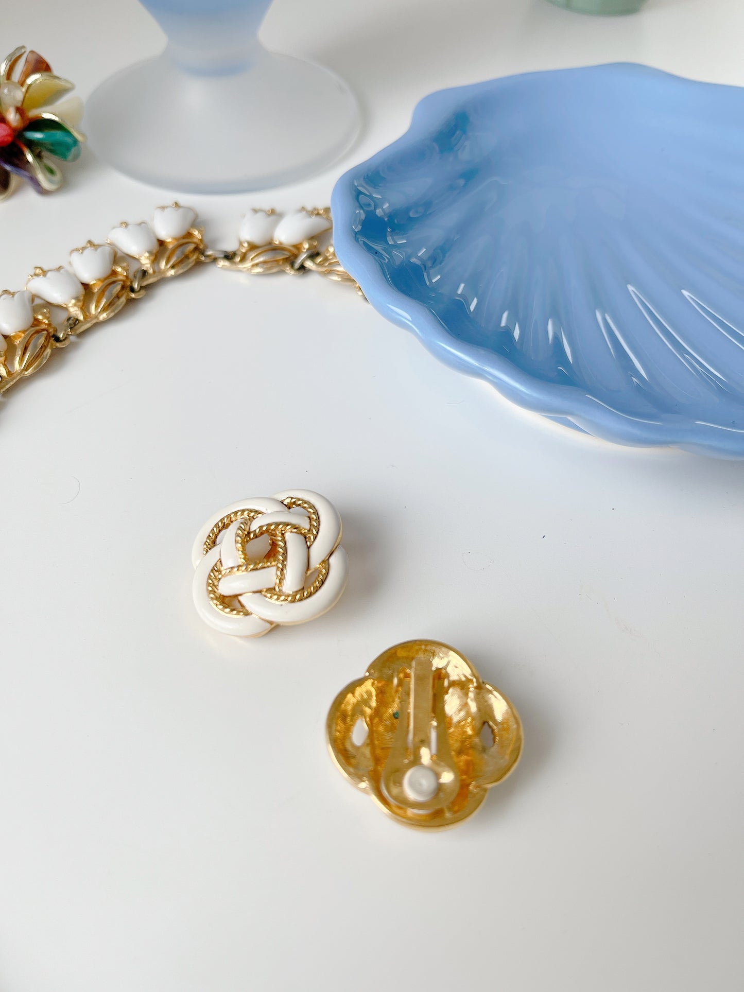 Beautiful Vintage Rope Enamel/Gold Earrings